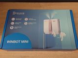 une boîte contenant une console Wii posée sur une table en bois