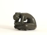 statue d'une femme tenant un bébé dans ses bras