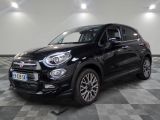 un SUV Fiat noir garé sur un sol à damier dans un garage
