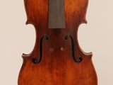 un vieux violon avec un archet accroché à son dos