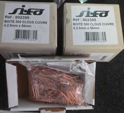 deux boîtes contenant un assortiment de fils de cuivre, posées sur une table