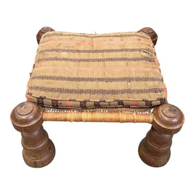une image représentant un petit tabouret surmonté d'un coussin