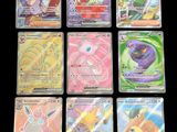 Les cartes Pokémon sont alignées sur une surface noire.