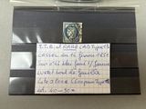 un bout de papier sur lequel il y a quelque chose d'écrit, à côté d'une horloge