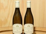 deux bouteilles de vin posées sur un tonneau