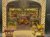 un gros plan sur une vitrine contenant une figurine Pokémon