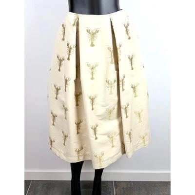 une jupe blanche ornée de cerfs et d'arbres dorés