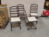 trois chaises et une table dans une pièce où il y a des cartons par terre