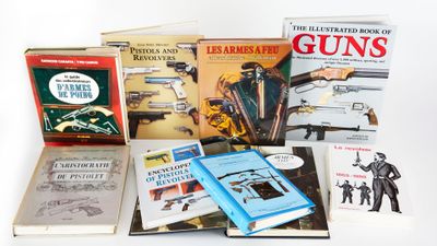 un grand nombre de livres posés sur une table