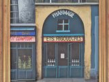 peinture représentant un bâtiment avec une devanture de magasin et une enseigne sur laquelle on peut lire « Fishguardies »