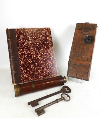 deux vieilles clés et un vieux livre posés sur une table