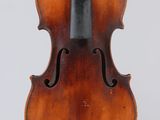 un vieux violon avec un archet sur fond blanc