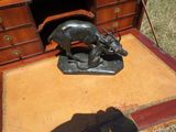 une statue de cerf posée sur un bureau au milieu de l'herbe