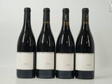 trois bouteilles de vin sont alignées sur une surface blanche
