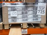 une palette remplie de palettes et de cartons dans un entrepôt