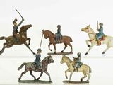 cinq figurines représentant des hommes à cheval sur un fond blanc