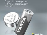 a close up of two batteries with the words varta on them