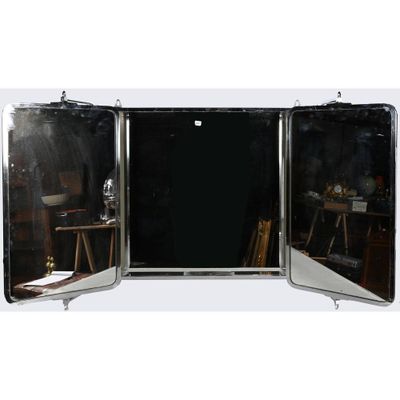 un miroir ouvert sur une pièce, dont il reflète l'image