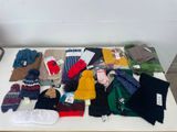 de nombreux chapeaux et écharpes disposés sur une table