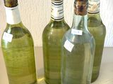 quatre bouteilles de vin sont alignées sur une table