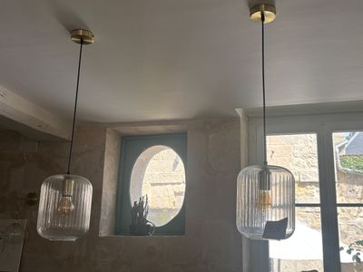 les trois lampes suspendues au plafond de la pièce