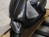 un scooter posé sur une palette dans un entrepôt