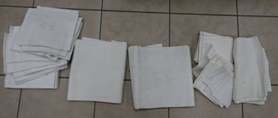 de nombreux morceaux de papier posés les uns à côté des autres sur le sol