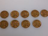 un ensemble de six souverains d'or sur un fond blanc