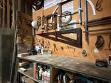 un établi avec de nombreux outils