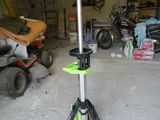 un trépied avec un appareil photo posé dessus dans un garage