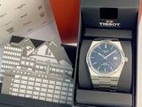 une boîte contenant une montre et une boîte contenant une montre