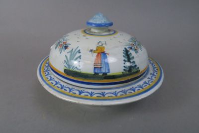 HENRIOT QUIMPER Beurrier couvert en faïence à décor d'une pa…
