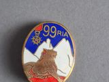 un gros plan d'une broche sur laquelle figure un ours