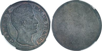 gros plan d'une pièce de monnaie sur une surface blanche