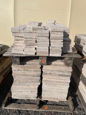 une pile de bois empilés les uns sur les autres sur une palette