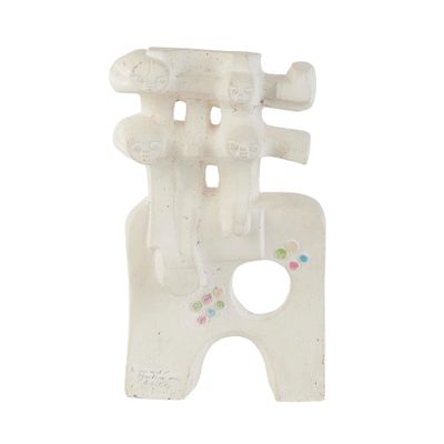 une sculpture blanche représentant un homme tenant une manette de jeu vidéo