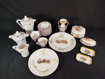 de nombreuses assiettes, tasses et soucoupes sur la table