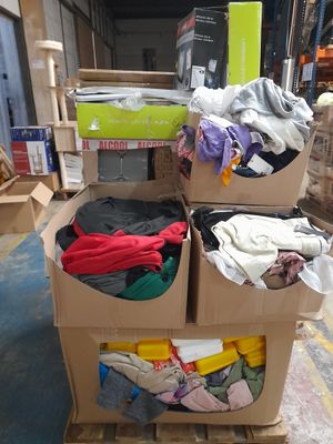 un carton rempli de vêtements et d'autres objets dans un entrepôt