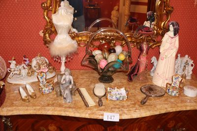 une table sur laquelle se trouvent un miroir et de nombreux objets