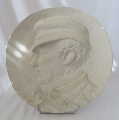 une assiette blanche sur laquelle est représenté un homme