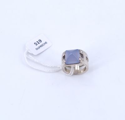 Gros plan sur une bague ornée d'une pierre bleue