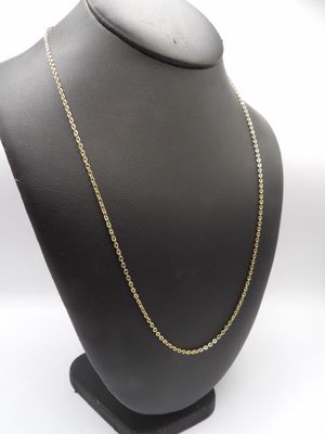 un collier à chaîne en or sur un présentoir à mannequin
