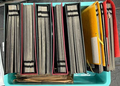 Caisse de timbres du monde (5 gros classeurs, 3 chemises + q…