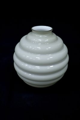 un vase blanc posé sur une table noire