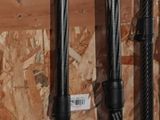 de nombreuses battes de baseball accrochées au mur d'une pièce