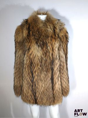 un gros plan sur un manteau de fourrure porté par un mannequin, un mannequin, un mannequin, un mannequin, un mannequin, un mannequin, un mannequin, un mannequin, un mannequin, un mannequin, un mannequin, un mannequin, un mannequin, un mannequin, un mannequin, un mannequin, un mannequin, un mannequin, un mannequin, un mannequin, un mannequin, un mannequin, un mannequin, un mannequin, un mannequin, un mannequin, un mannequin, un mannequin, un mannequin, un mannequin, un mannequin, un mannequin
