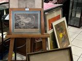 beaucoup de photos encadrées par terre dans un magasin