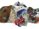 une figurine représentant un chien avec un nœud papillon sur la tête