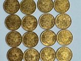 gros plan d'une pile de pièces d'or sur une surface blanche