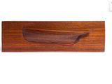 un bateau en bois posé sur une planche de bois